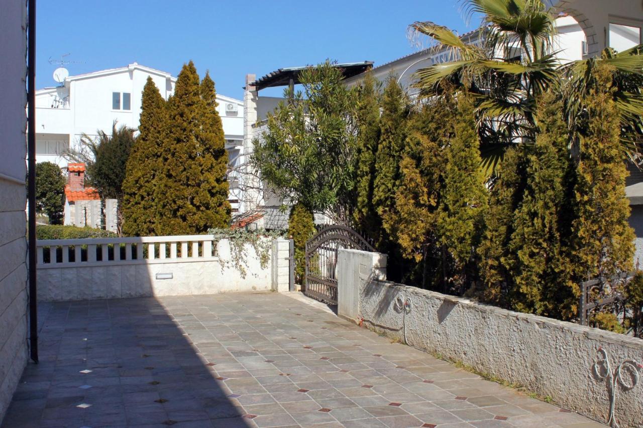 Family Friendly Apartments With A Swimming Pool Rogoznica - 7557 Exterior photo